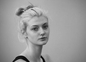 (瑟兰督伊地位最低)瑟兰督伊的老婆：一个魅力四射的女性，优雅如冬日阳光。