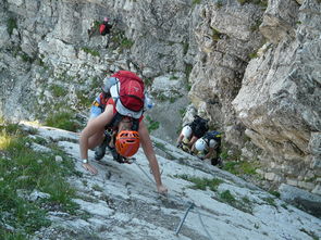 (登山赛车冒险)探险挑战极限：登山赛车小游戏，驾驶技术与勇气的双重考验
