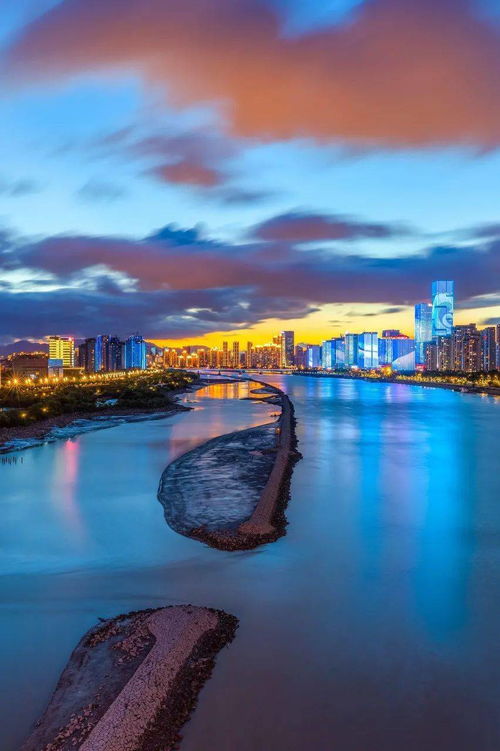 夏日色彩盛宴：颜色大作战中如何巧妙搭配打造舒适与时尚并存的居家空间