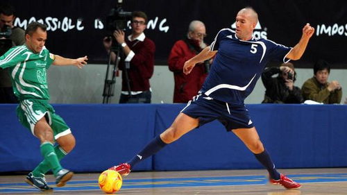 深圳街头足球热潮：激情街头足球在深圳蓬勃发展，成为年轻人热爱的激情运动